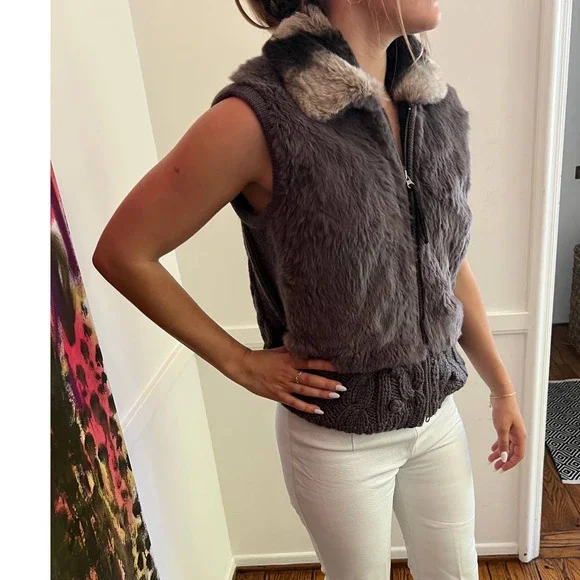 Sweater vest with shop fur trim